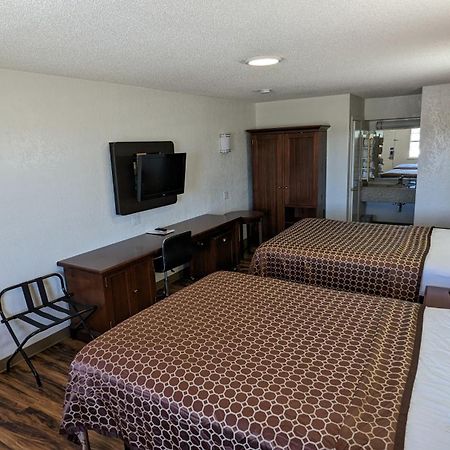 Hillcrest Inn & Suites Озона Екстериор снимка