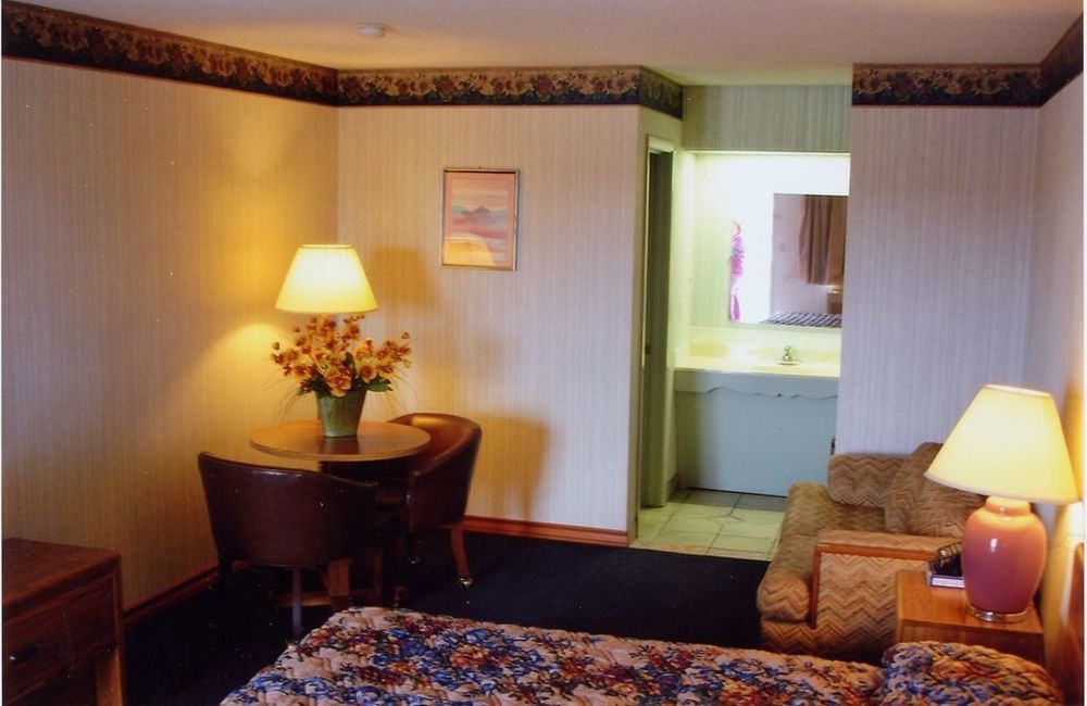 Hillcrest Inn & Suites Озона Стая снимка