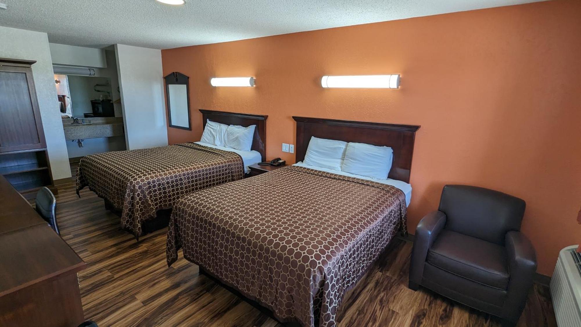 Hillcrest Inn & Suites Озона Екстериор снимка