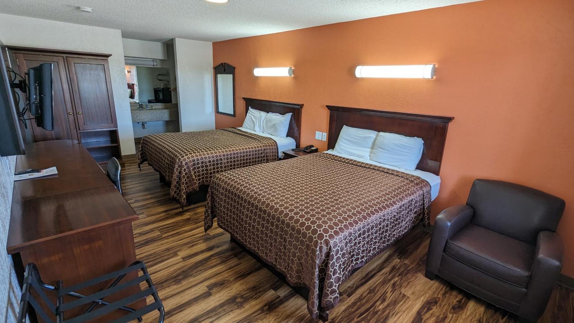 Hillcrest Inn & Suites Озона Екстериор снимка