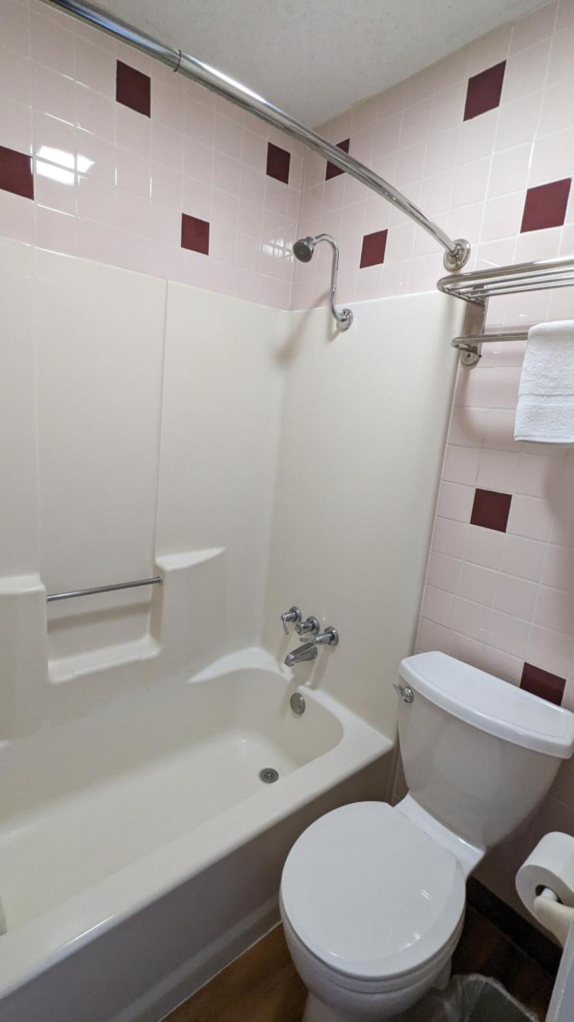 Hillcrest Inn & Suites Озона Екстериор снимка