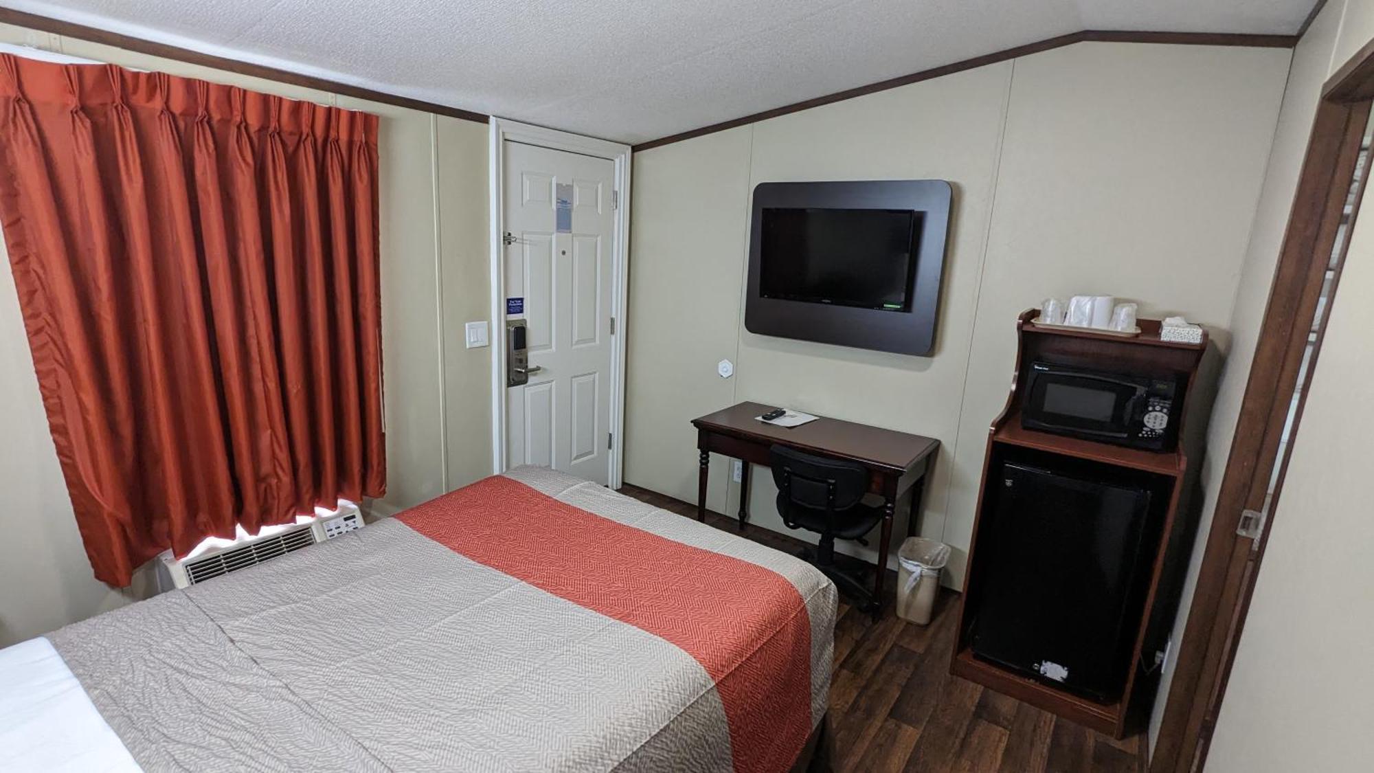 Hillcrest Inn & Suites Озона Екстериор снимка