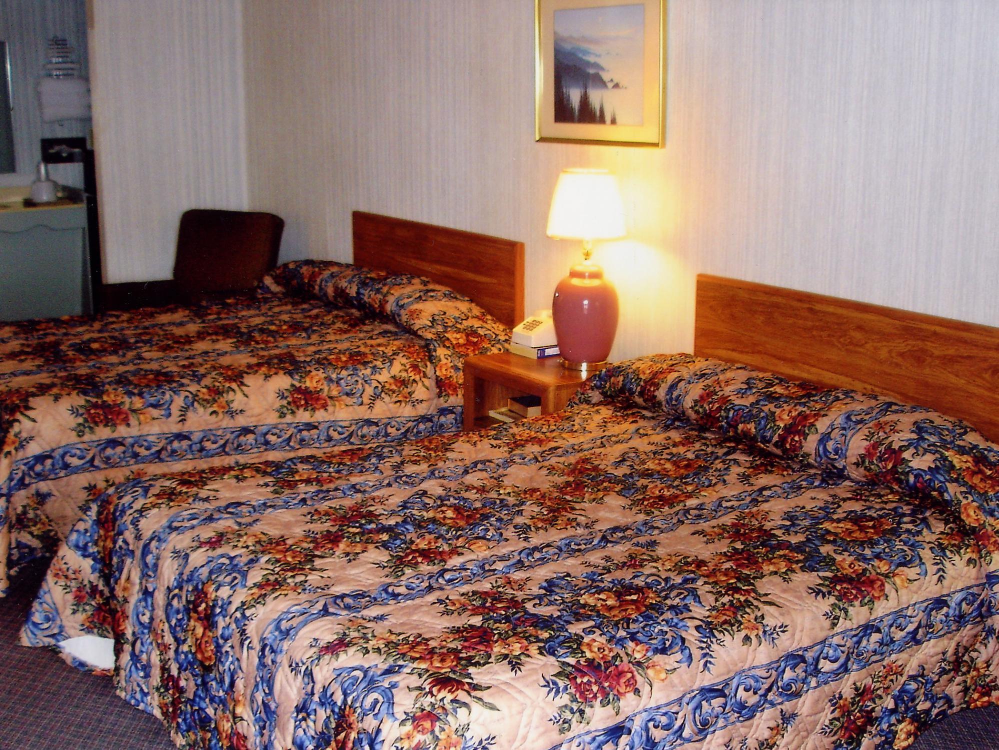 Hillcrest Inn & Suites Озона Екстериор снимка