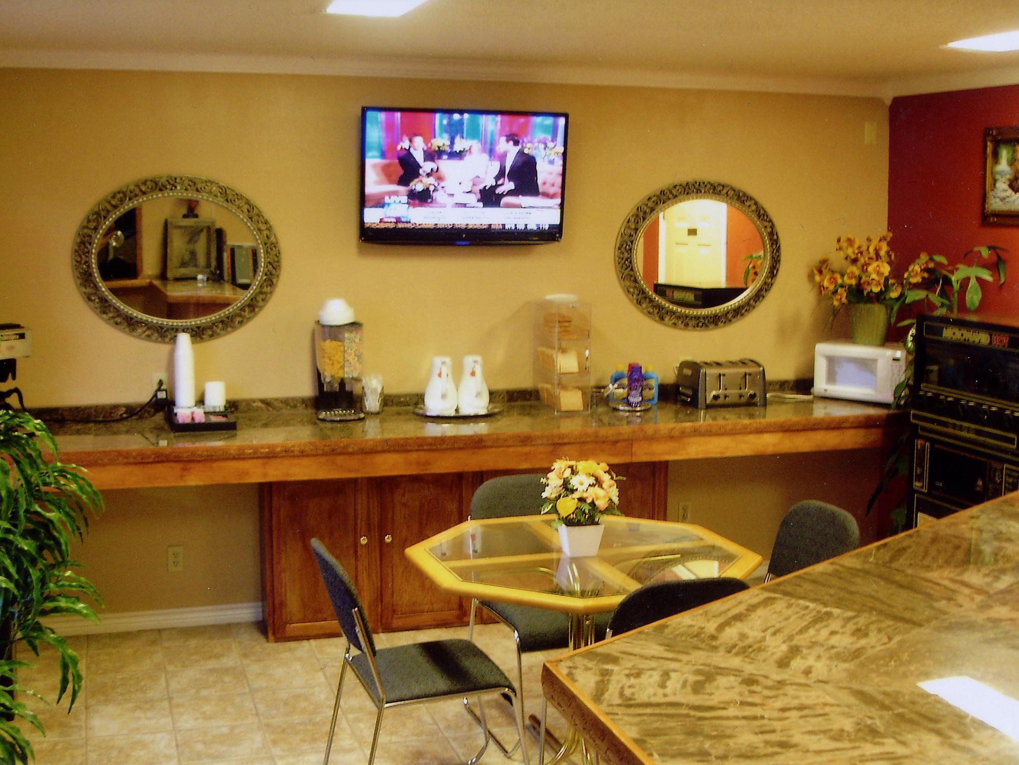 Hillcrest Inn & Suites Озона Екстериор снимка